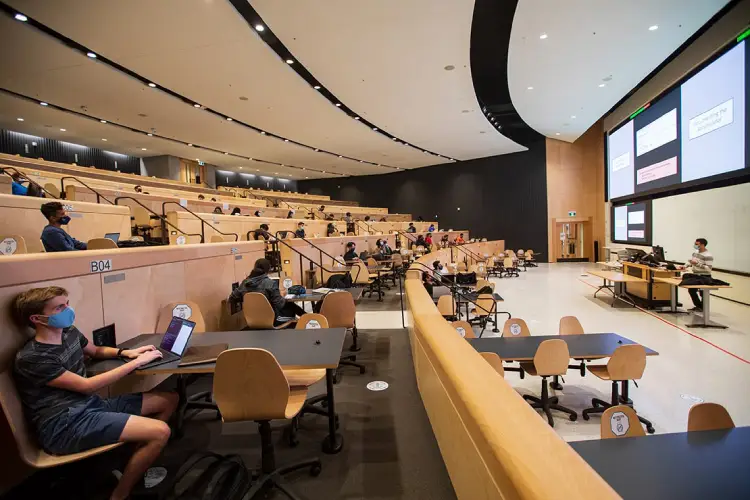 667dd89115e5ec447be8c311_uoft_classroom